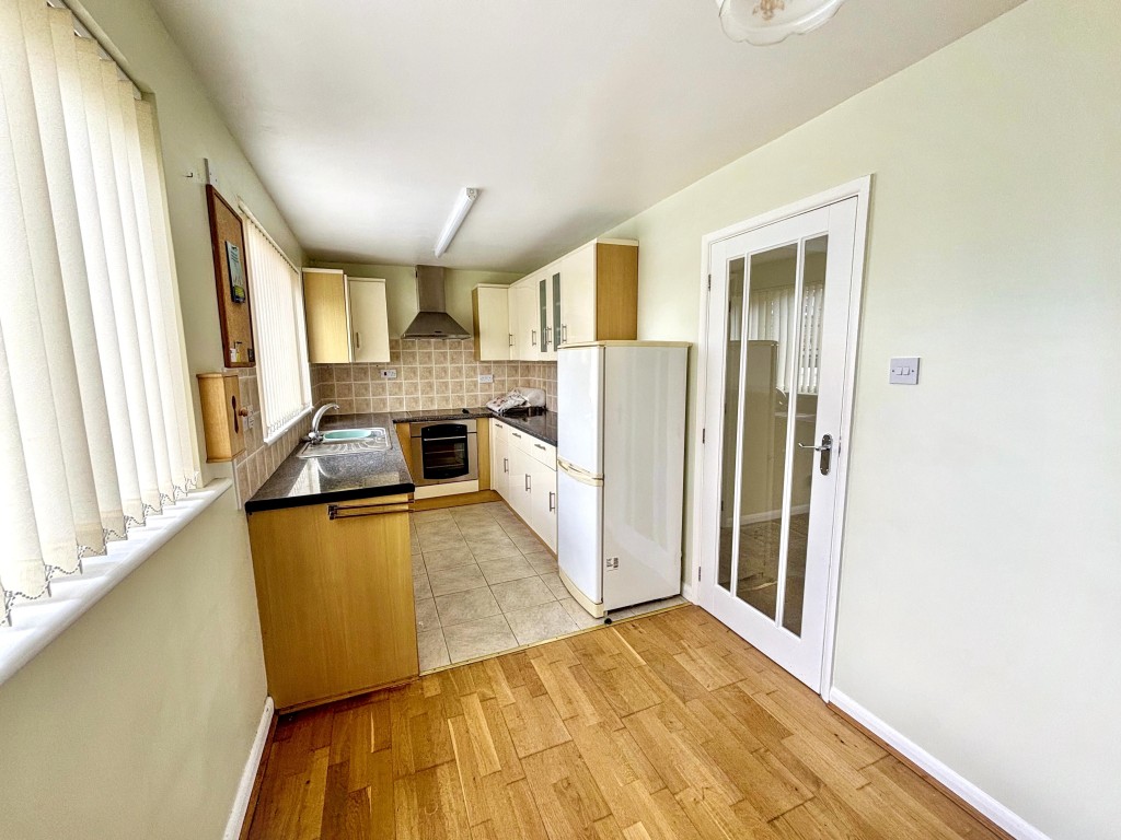 Lot: 120 - TWO-BEDROOM GROUND FLOOR FLAT WITH GARAGE CLOSE TO THE SEAFRONT - The Dining Area